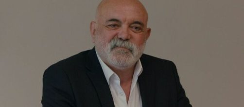 Nella foto, Sezai in una scena di Tradimento – Screenshot © Canale 5.