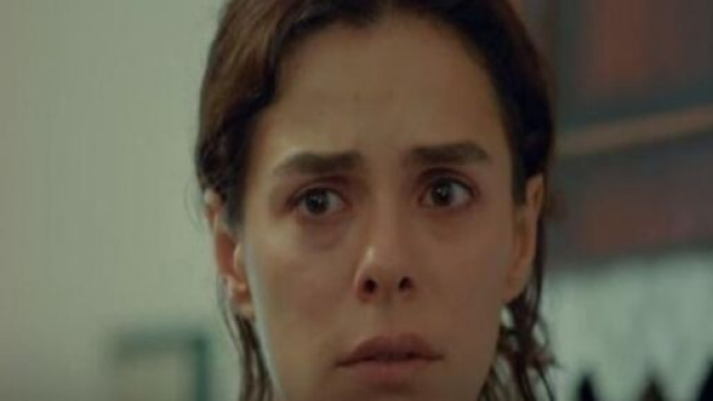 Özge Özpirinççi (Bahar) in una scena. Screenshot © La forza di una donna.