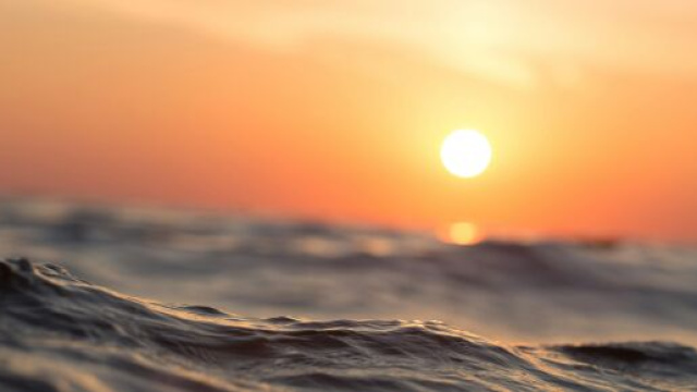 Tramonto sull’oceano con riflessi e onde – © Pexels.