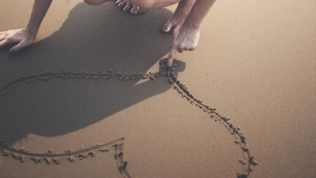 Cuore disegnato sulla sabbia (©pixabay.com)