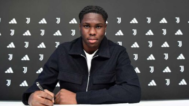 Profilo Instagram ©Augusto Owusu firma del contratto con la Juventus