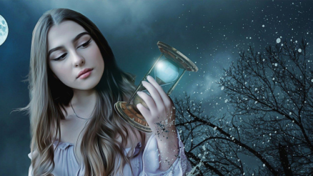 Ragazza con clessidra e Luna piena sullo sfondo - © Pixabay IA.
