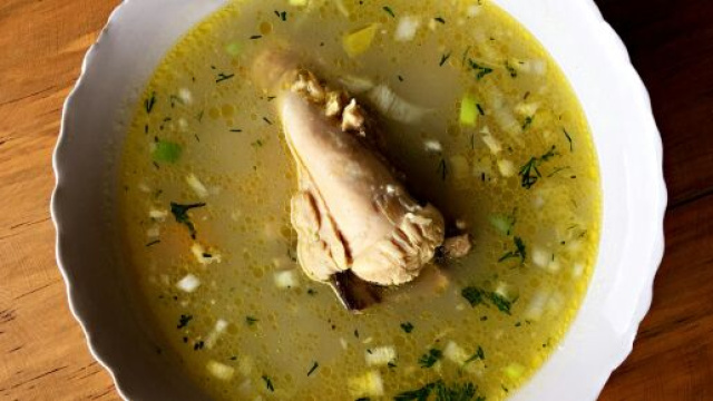 Una zuppa di pollo calda © pexels