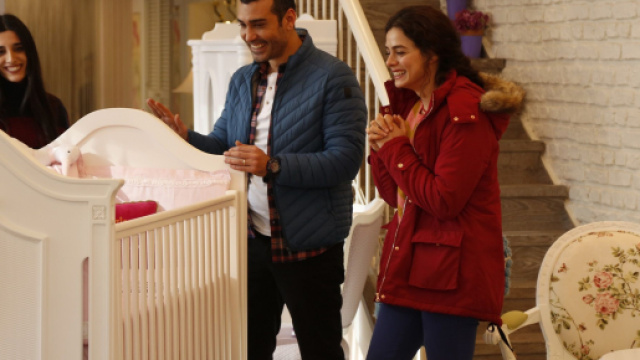 Caner Cindoruk (Sarp Çesmeli), Özge Özpirinçci (Bahar Çesmeli) in una posa e La Forza di una Donna, © Immagine Mediaset.