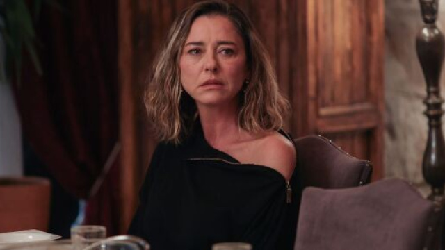 Ece Uslu (Sumru Sansalan) in una posa di La notte nel cuore. © Immagine Mediaset