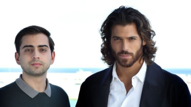 Giovanni Nasta (Turi D'Agata) e Can Yaman (Francesco Demir) © Immagine Mediaset.