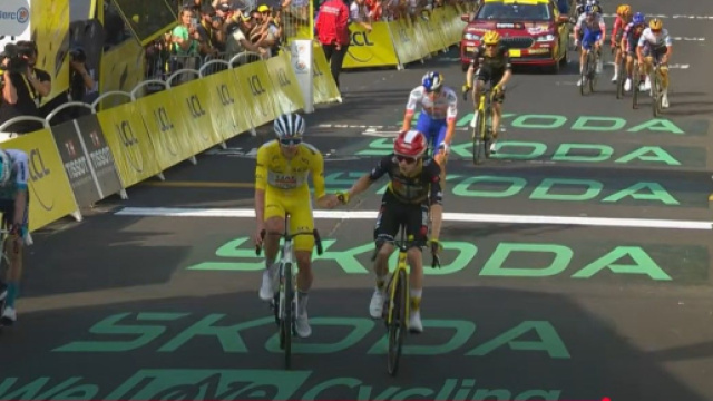 POgacar e Vingegaard all'arrivo di Mont-Dore- © Screenshot Eurosport