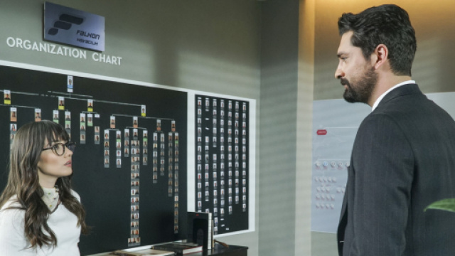 Sevda Erginci (Zeynep Yilmaz) and Onur Tuna (Alihan Tasdemir) in una posa di Forbidden Fruit. © Immagine Mediaset.