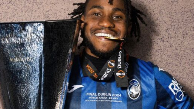 Ademola Lookman con il trofeo dell'Europa League © Atalanta BC
