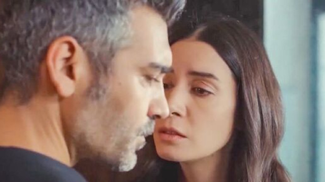 Caner Cindoruk (Sarp) e Ahu Yağtu (Piril) in una scena. Screenshot © La forza di una donna.
