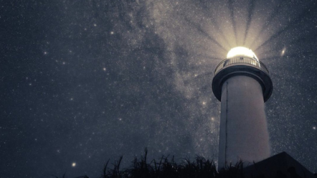 Faro sotto un cielo di stelle - pixabay.com
