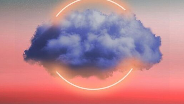 In foto: una nuvola blu su cielo rosa © Pixabay.