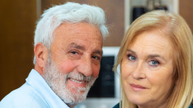 Patrizio Rispo (Raffaele) e Marina Giulia Cavalli (Ornella) in uno scatto di repertorio di Un posto al sole. © Immagine Rai.