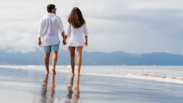 Coppia a passeggio sulla spiaggia - © Pixabay.