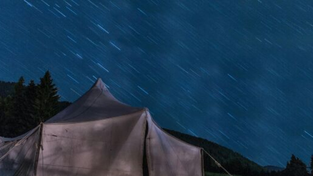 Tenda sotto un cielo stellato, immersa nella natura – © Pexels.
