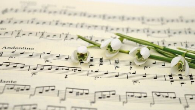Dei fiori su uno spartito musicale (&copy;pixabay.com).