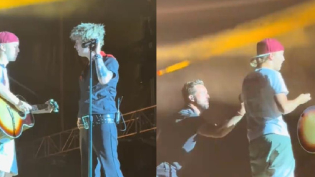 Billie Joe Armstrong dei Green Day sul palco con un fan (screenshot © TikTok),