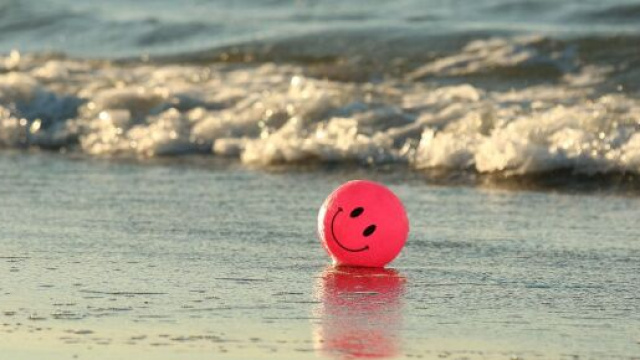 Un pallone sulla spiaggia (© pixabay.com).