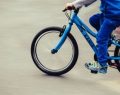 Bambino di 8 anni multato dopo essere caduto contro un camion sulla ciclabile a Lainate