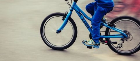 Bambino di 8 anni multato dopo essere caduto contro un camion sulla ciclabile a Lainate