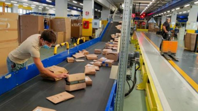 Addetti allo smistamento di Poste Italiane - © Poste Italiane.