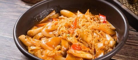 Tteokbokki: gnocchi di riso con salsa piccante