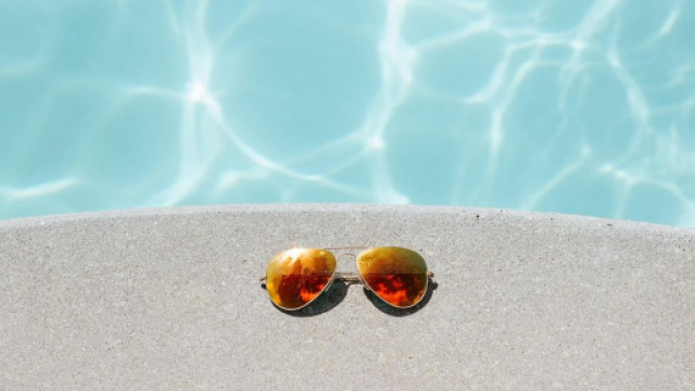 Occhiali da sole a bordo piscina (pixabay.com).