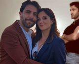 In primo piano Pino Chianese (Antimo Casertano) e Rosa Picariello (Daniela Ioia), sullo sfondo Damiano Renda (Luigi Miele) © Un posto al sole Rai