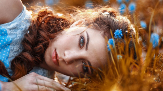Donna sogna ad occhi aperti tra fiori turchese - © Pixabay.