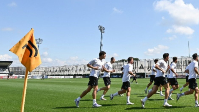 Alcuni calciatori della Juventus durante l'allenamento alla Continassa © X