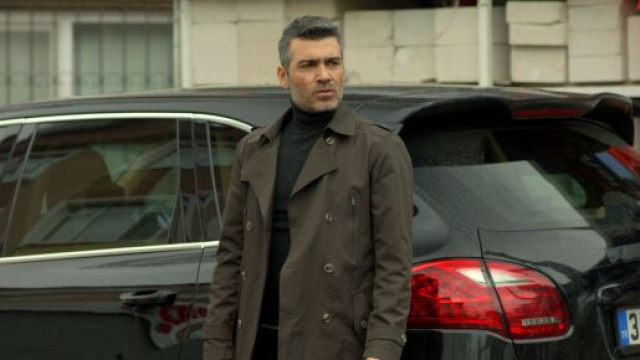 Caner Cindoruk (Sarp Çeşmeli) in una scena de La forza di una donna © Immagine Mediaset.
