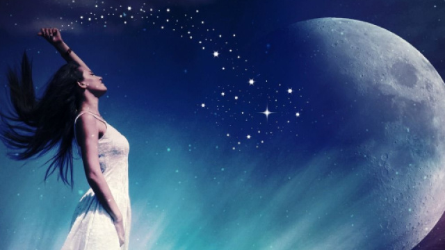 Donna in abito bianco sotto una luna piena e un cielo stellato © Pixabay.