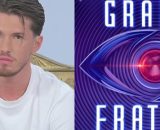Brando Ephrikian e il logo del Grande Fratello – screenshot © Canale 5.
