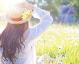 Ragazza seduta su un prato verde (©pixabay.com)