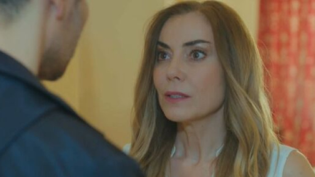 Şebnem Köstem (Julide) in una scena. Screenshot © La forza di una donna.