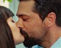 Forbidden fruit, puntate tuche: Zehra spia Zeynep e l'ex in bagno in intimità