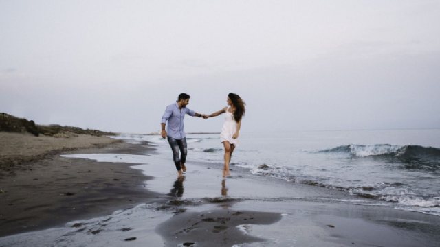 Coppia felice a spasso sulla spiaggia – © Pixabay.