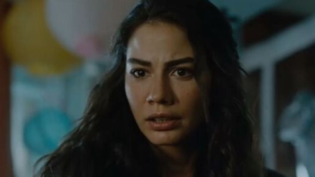 Il personaggio di Farah Erşadi in una scena di Io sono Farah – © Mediaset.