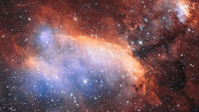 Lo spazio con le stelle e una nebulosa © Pixabay.