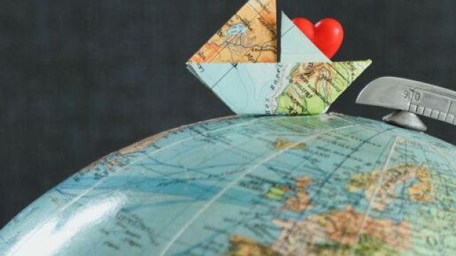 Barchetta di carta con un cuore su un mappamondo (©pixabay.com)