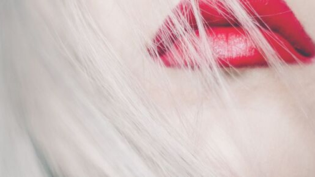 Labbra rosso intenso e capelli biondo platino – © Pixabay.