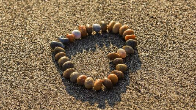 Delle pietre a forma di cuore (©pixabay.com).