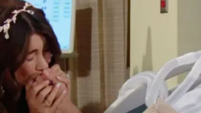 Steffy vicina a Eric di Beautiful – screenshot © Canale 5.