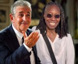Renato Poggi (Marzio Honorato) e Whoopi Goldberg nel video di presentazione della stagione 2025-26 di Un posto al sole © Fremantle © Rai