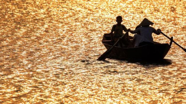 Barca su acqua dorata © Immagine di Pixabay.