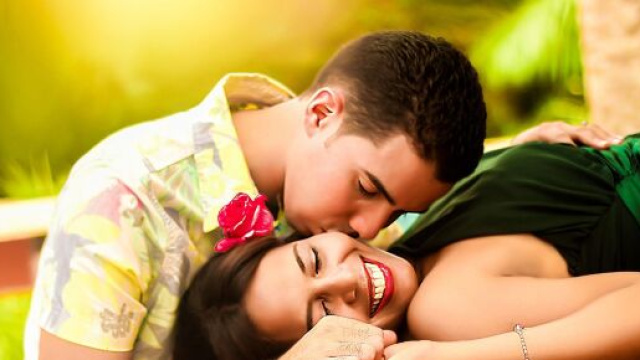 Coccole amorose di una giovane coppia innamorata - &copy; Pixabay IA.