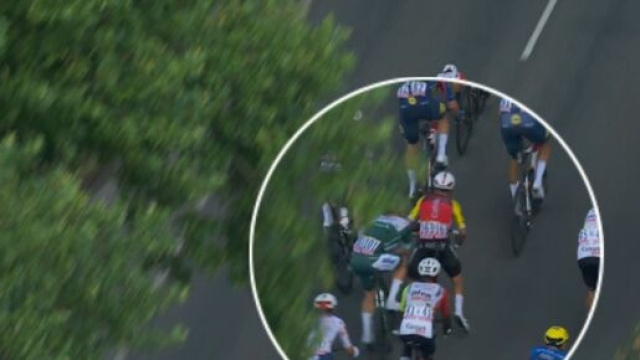 L'incidente che ha costretto al ritiro Philipsen - © Screenshot Eurosport