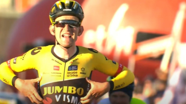 Tiesj Benoot, vicino al passaggio alla Decathlon - © Screenshot Eurosport