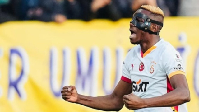 In azione con la maglia del Gala © Instagram Victor Osimhen