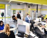 Operatori di sportello in un ufficio postale – © Poste Italiane.